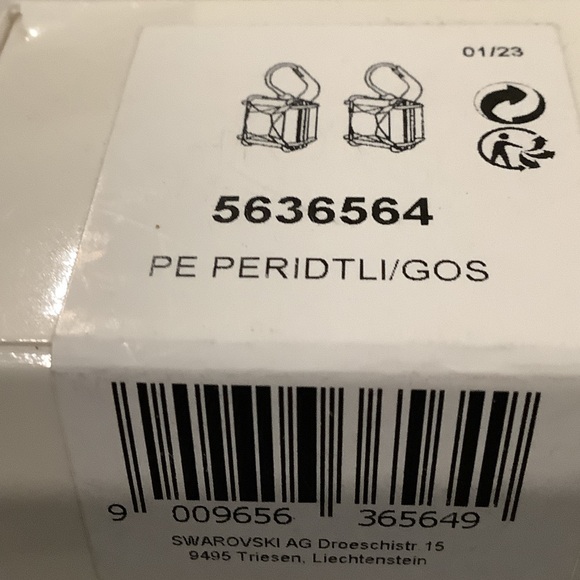 Swarovski Millenia Drop Square Cut Green Crystal Earrings, Brand New - Picture 2 of 3